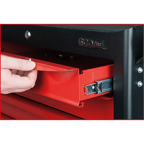 Nahaufnahme eines roten Schubladenauszuges, der von einer Hand geöffnet wird. Die Schublade ist in einem schwarzen Gehäuse.